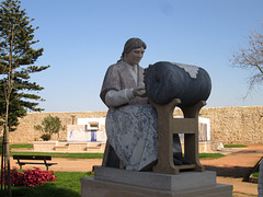Statue of Peniche bobbin lacemaker.