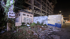 Don't throw trash / Défense de balancer vos déchets ici.... Don't throw trash / Défense de balancer vos déchets ici....