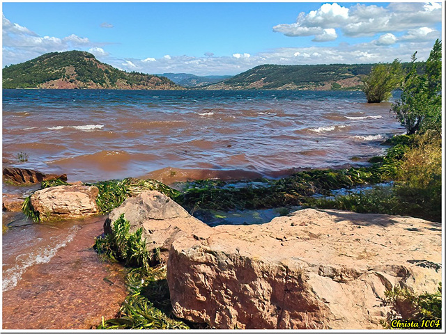 Le lac aux eaux rouges...