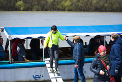 Die Fahrgästin steigt auf Jermakiw-Insel aus