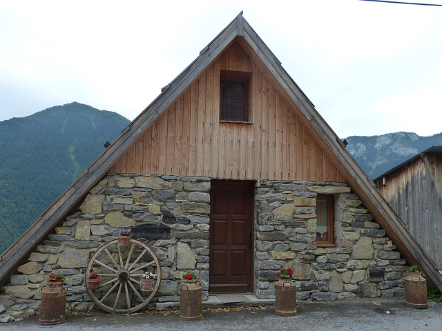 là haut ,dans la montagne...une ancienne "grange" transformée en résidence secondaire...