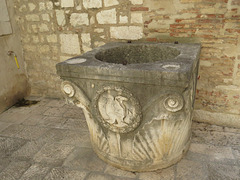 Musée ethnographique de Split :  puits dans la cour du palais.