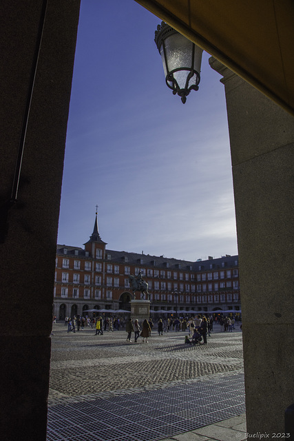 unter den Arkaden der Plaza Mayor (© Buelipix)