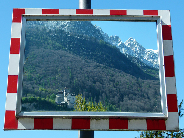 Burg Gutenberg und Alpen bei Vaduz