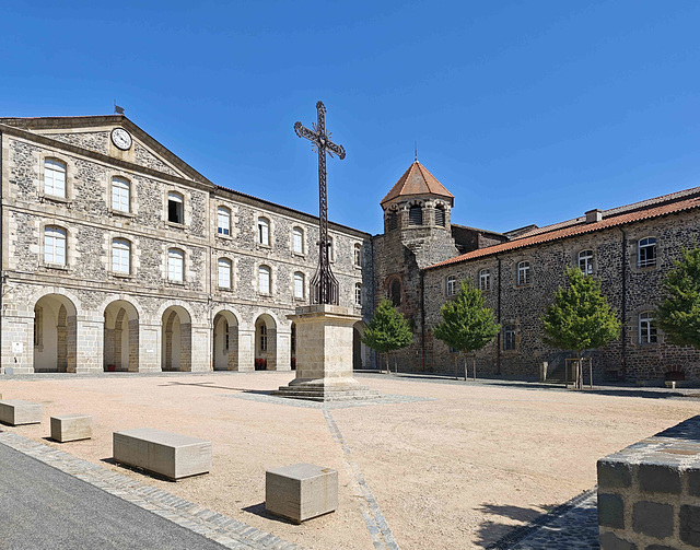 Le Monastier-sur-Gazeille –  Place du Couvent