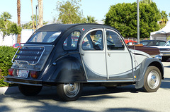 Citroën 2CV at McCormick's (1) - 19 November 2015