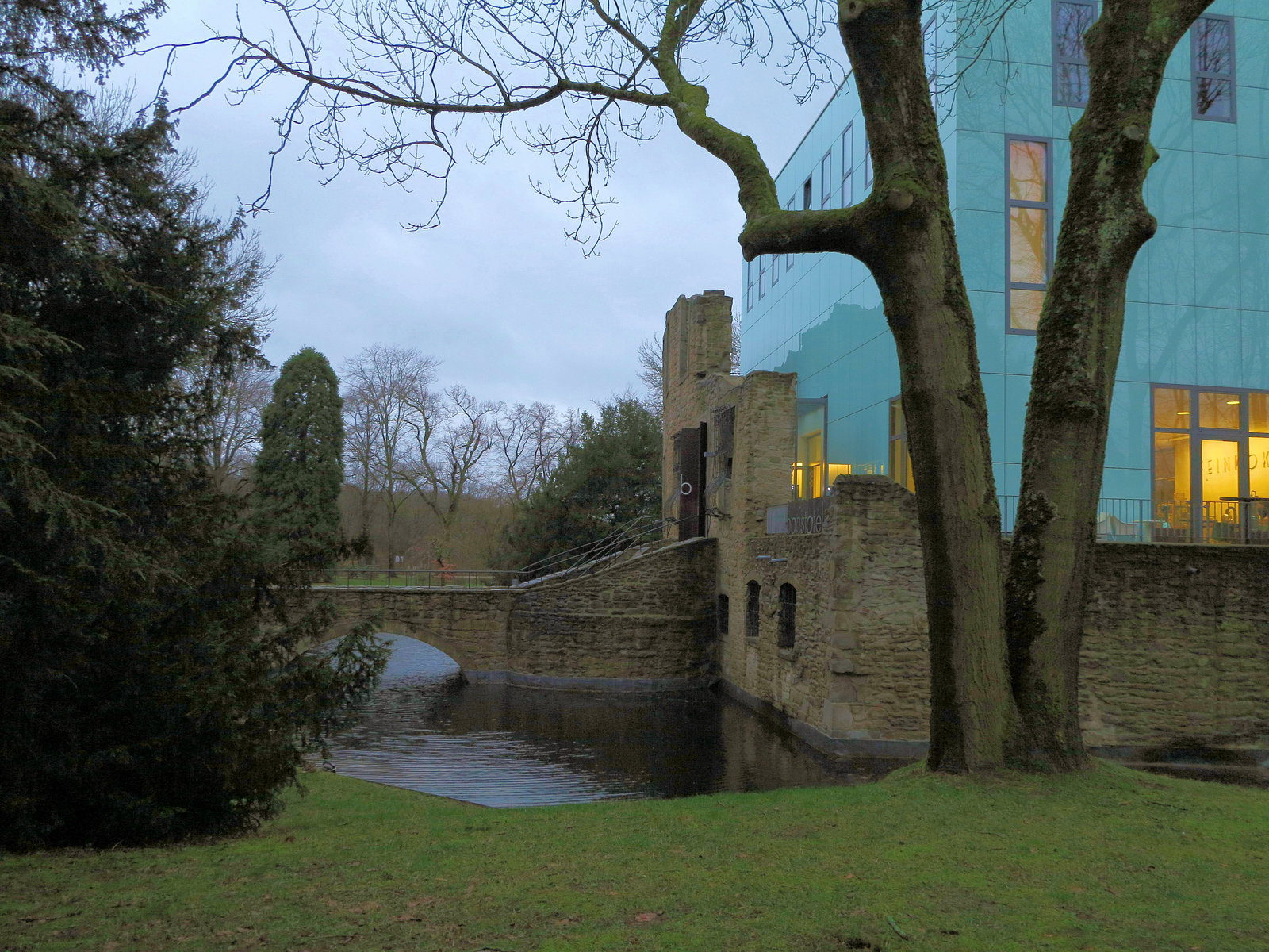 Schlossruine mit Kubus