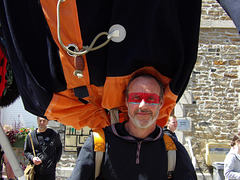 Déambulation de la compagnie Vue d’en Ô , avec Anton le marin , aux Esclaffades de Saint-Hélen (22)