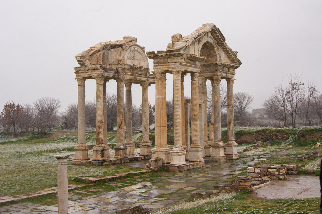 Aphrodisias - Tetrapylon DSC03677