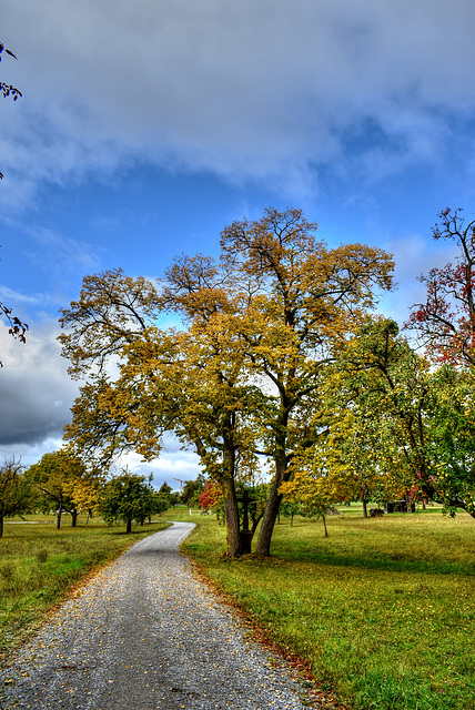 ...blauer Himmel und dunkle Wolken