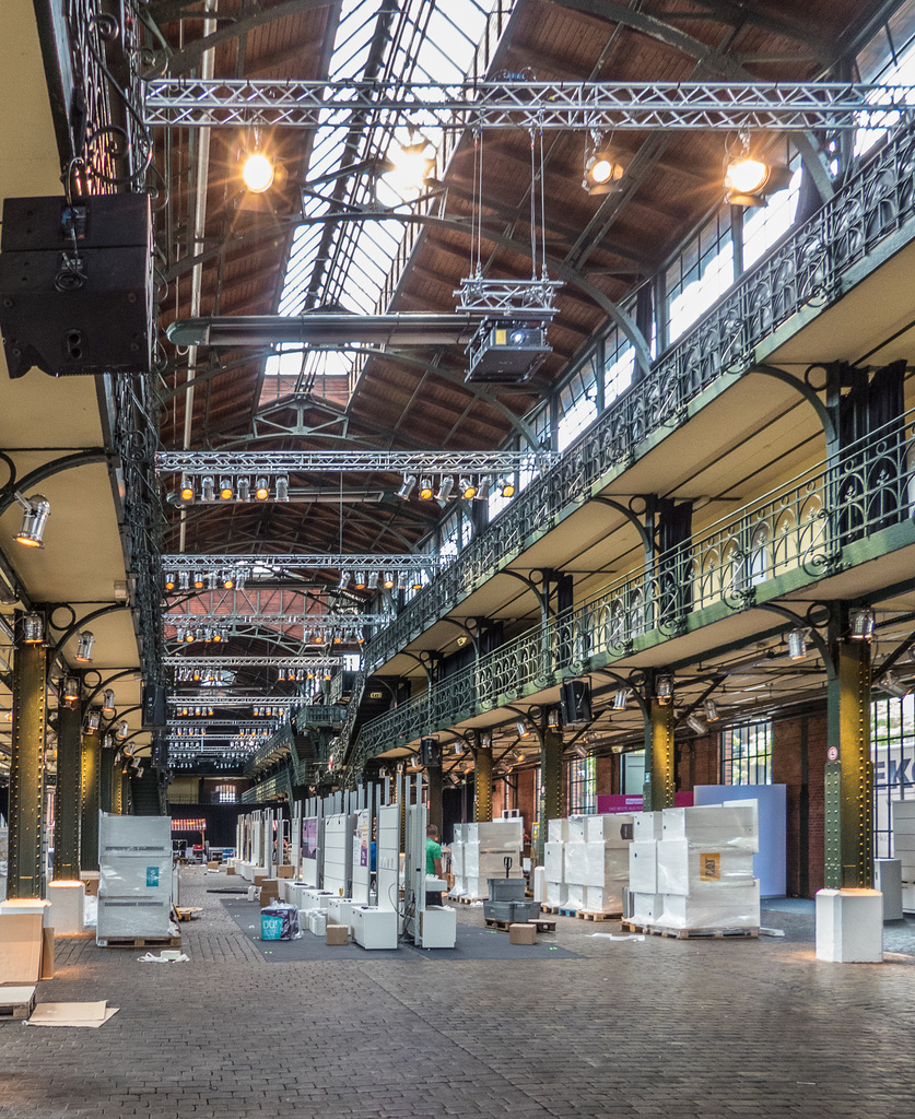 Die Fischauktionshalle am Altonaer Fischmarkt / Interior of Fish Auction Hall (240°)