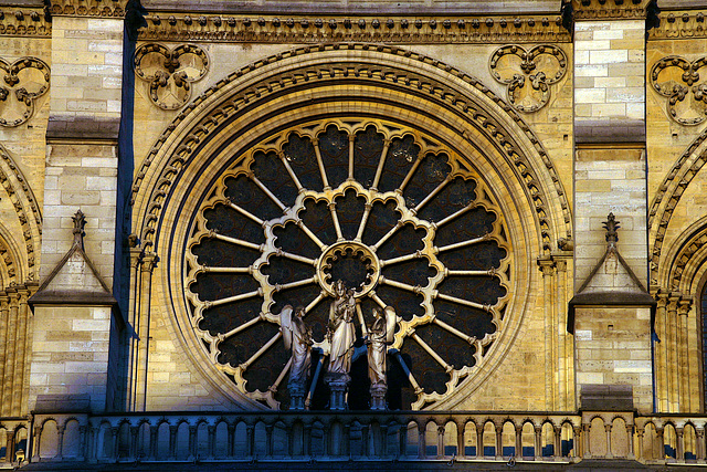 La rosace de Notre-Dame de Paris a survécu à l'incendie