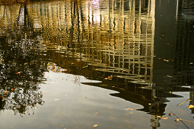 Mauer gespiegelt  - HWW!