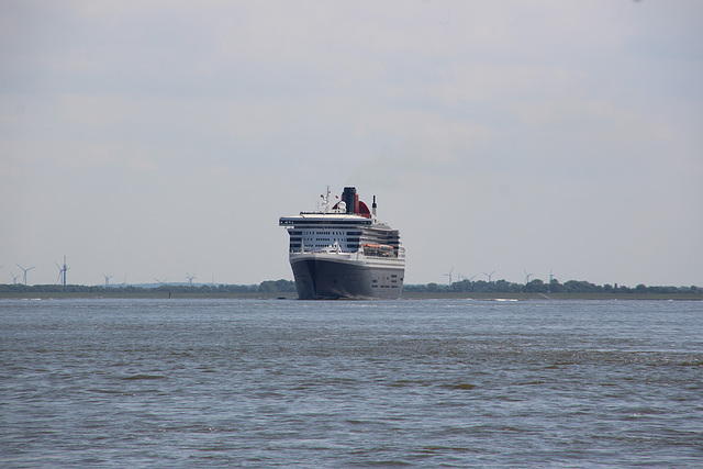 QM 2 vor Cuxhaven