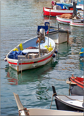Porto di Camogli : una barca da pesca con tutte le attrezzature necessarie a bordo