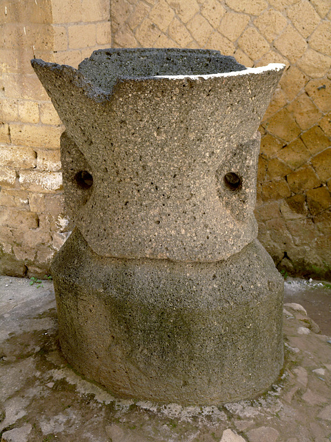 Herculaneum- Flour Mill at Pistrinum e Bottega di Sex Patulcius Felix