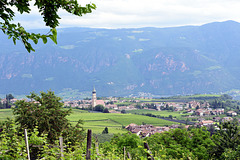 Blick über Sankt Pauls (Eppan) und das Etschtal zum Tschögglberg
