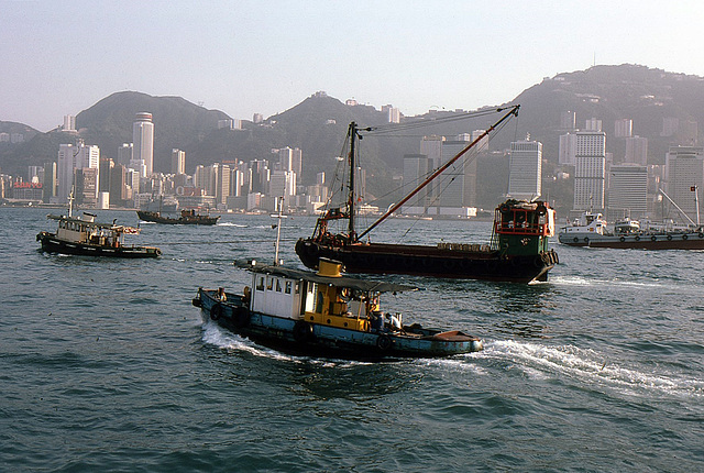 Reges Treiben im Hafen von Kowloon