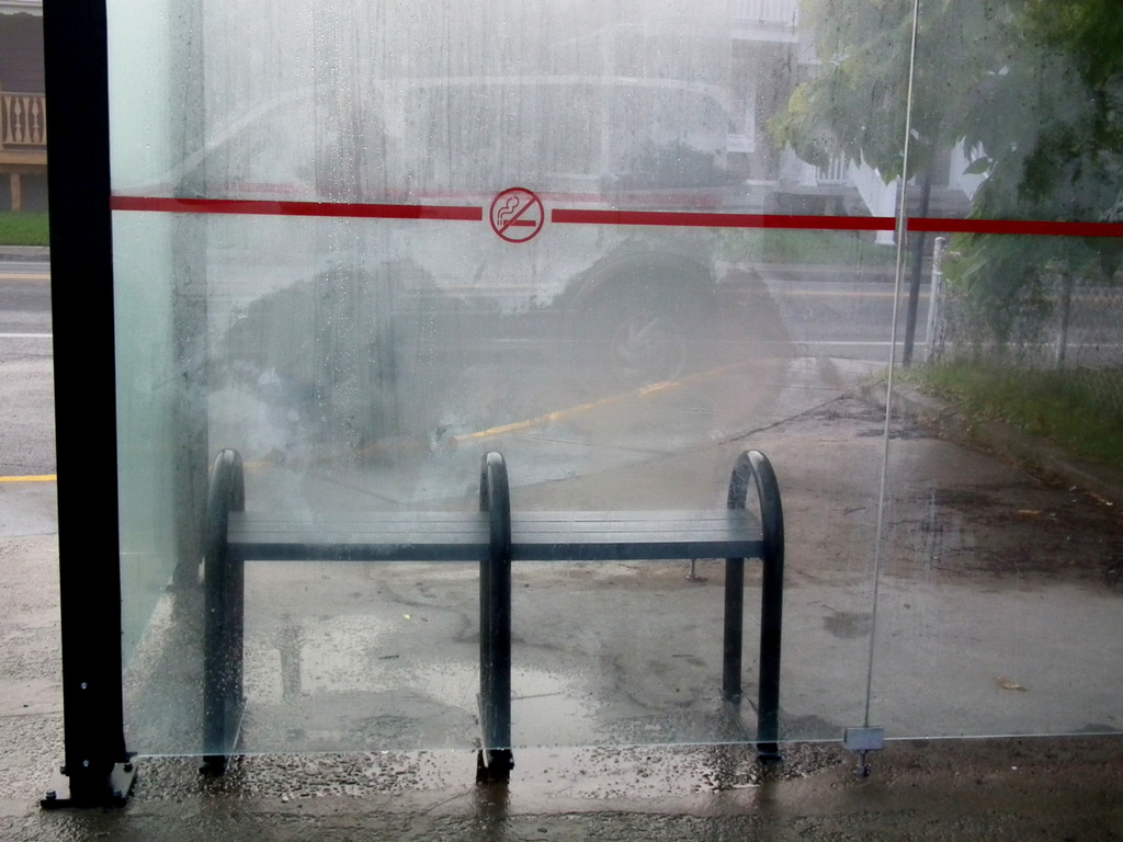 ils attendaient l'autobus / waiting for the bus.