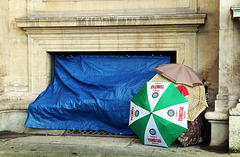 Campement de fortune devant le Louvre