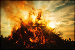 Osterfeuer im Sonnenuntergang