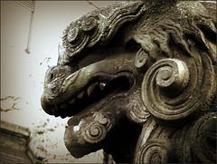 狛犬・胡麻犬 (Komainu, the lion-dog guardian)