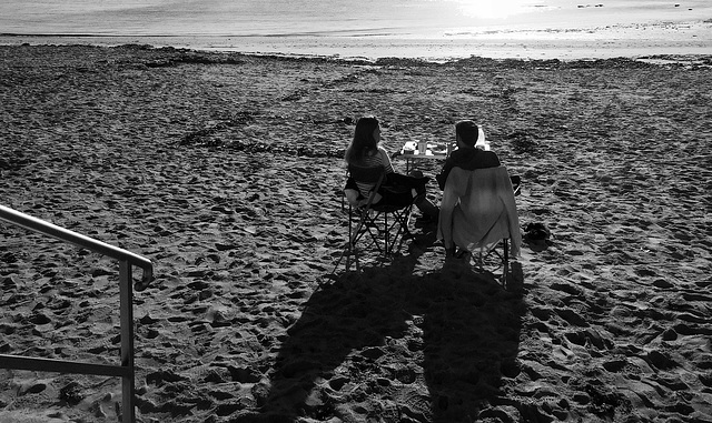 seuls sur la plage les yeux dans l'eau