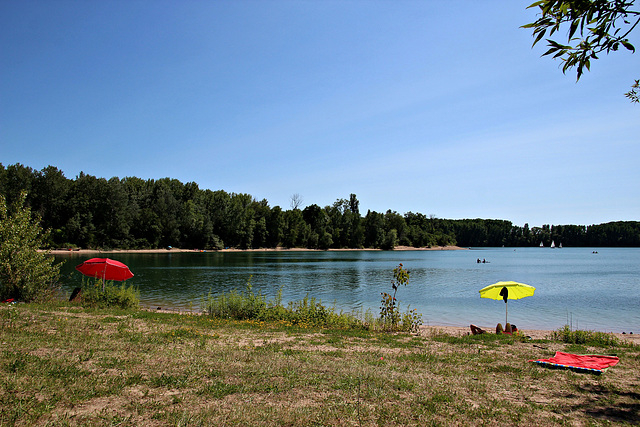 Die Sonne geniessen am See an den ersten Sommertagen