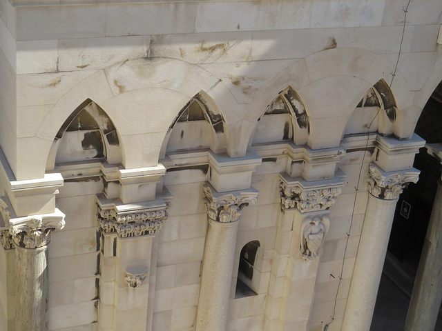 Les toits de Split : pilastres de la cathédrale.