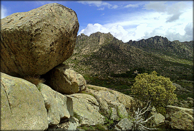 Three days ago I posted a shot of a large boulder threatening to crush the town of La Cabrera. How did this rock stay in position? I promised to show how on Friday. Today is Friday. THIS IS THE SAME B