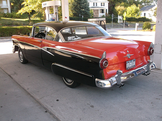 Ford 1956 filling up / Le plein d'une belle d'autrefois