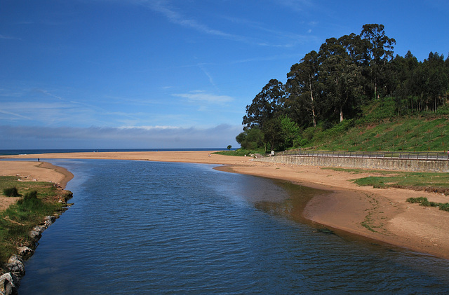 Rio de Colunga y Playa La Griega