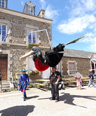 Déambulation de la compagnie Vue d'en Ô, avec Joa la frégate. Aux Esclaffades de Saint-Hélen (22)