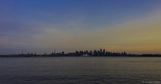 Blick von Lonsdale Quay nach Downtown Vancouver ... pls. press "z" for view on black background (© Buelipix)