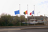 BESANCON: attentat du 13 novembre 2015, les drapeaux de la ville sont en berne.