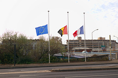 BESANCON: attentat du 13 novembre 2015, les drapeaux de la ville sont en berne.