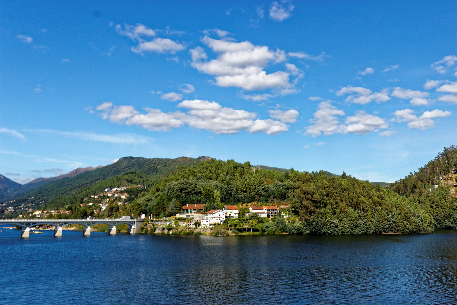 Albufeira da Barragem da Caniçada, Gerês, Portugal