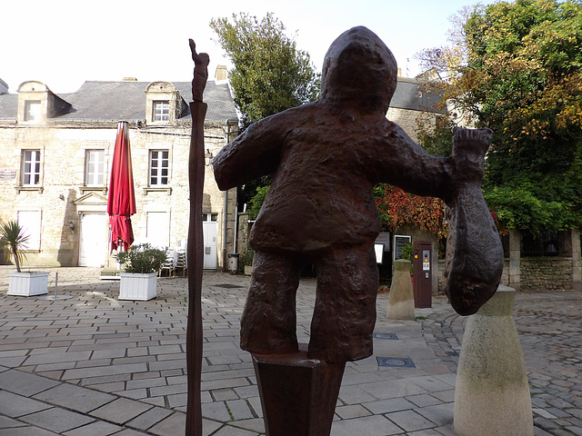 Autour de la collégiale Saint Aubin de Guérande (44)