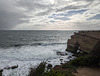 Rocher percé et vagues puissantes