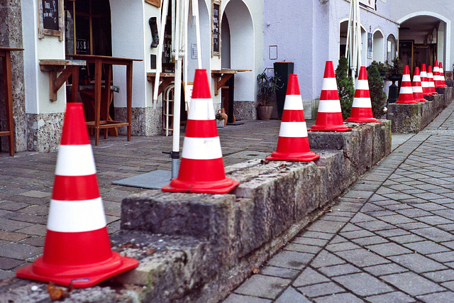 Diese Mauer scheint gefährlich zu sein.