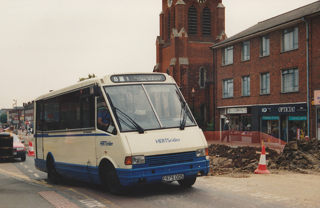 Hertsrider E975 DGS in Borehamwood - 25 Jun 1992 (165-22)