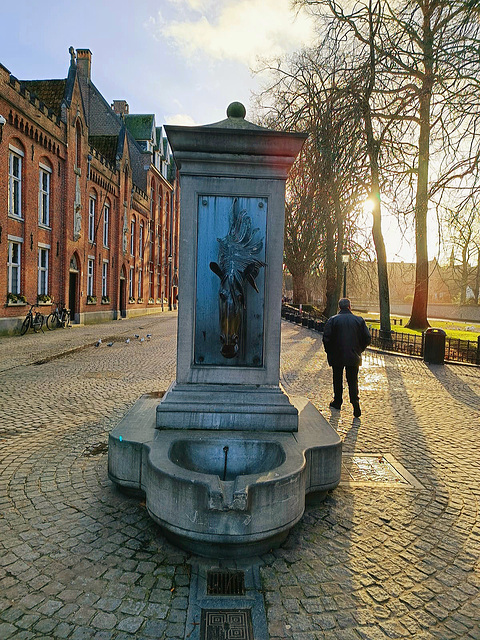 Fontaine le long du canal a Bruges.