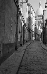 Paris , la rue Saint-Rustique sous un autre angle . Argentique des années 64-65