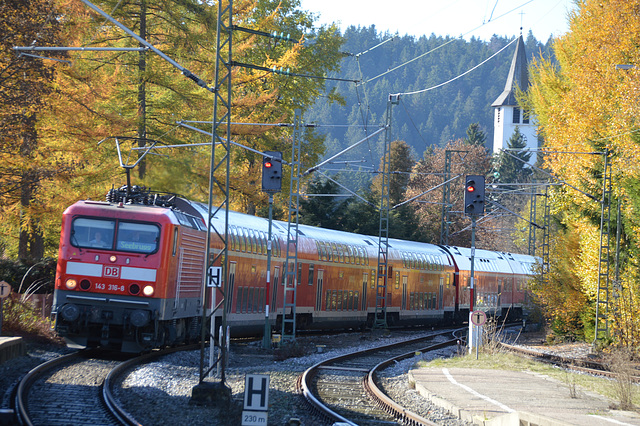 Einfahrt der Höllentalbahn in Titisee aus Freiburg nach Seebrugg
