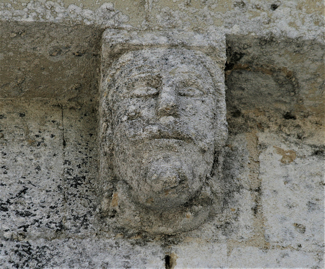 Modillon (Eglise de St Michel de Montaigne Dordogne)