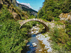 Puente romano sobre el rio Belagua.  Pirineo navarro.