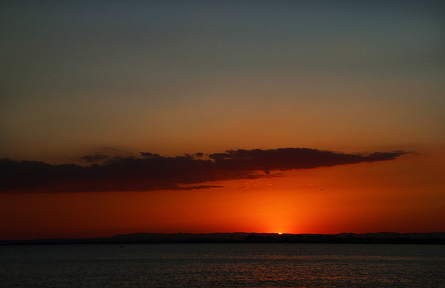 Extinction des feux et pour le soleil une nuit de repos bien méritée .