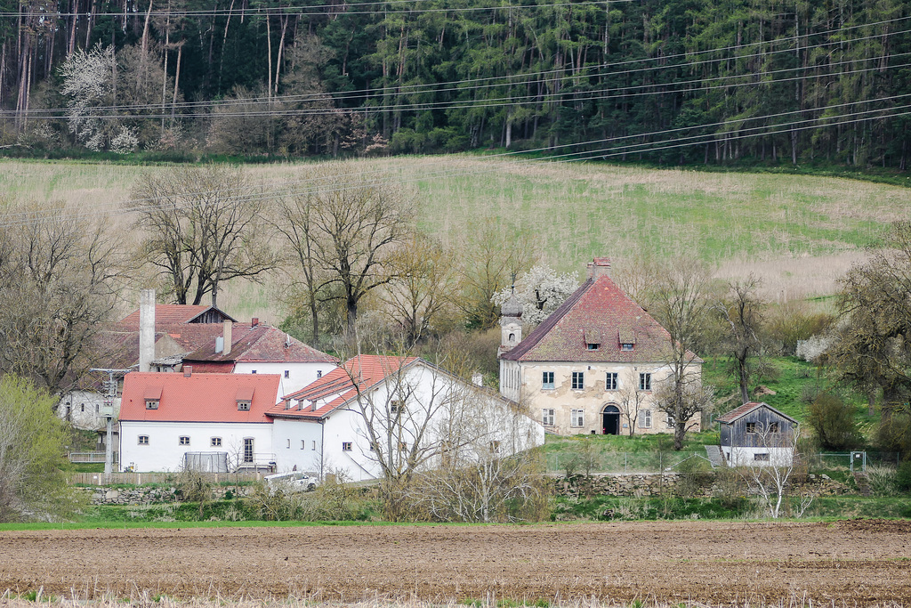 Ehemaliges Schloss Hötzing mit Schlosskapelle zur Schmerzhaften Muttergottes