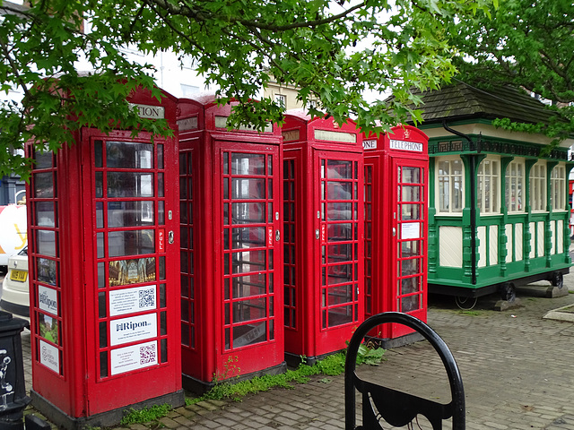 Telephone boxes and Cabman's shelter