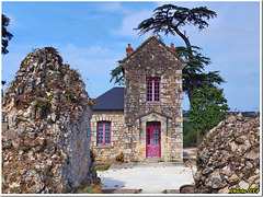 Petite maison entre les rochers.